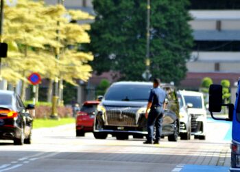 JOHOR BAHRU, 11 Mei - Kelihatan kenderaan yang membawa Timbalan Perdana Menteri merangkap Presiden UMNO, Datuk Seri Dr. Ahmad Zahid Hamidi memasuki pekarangan Istana Besar Johor sempena ulangtahun ke-80 penubuhan UMNO di Istana Besar, Johor Bahru disini. UTUSAN/RAJA JAAFAR ALI