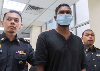 S. ILAYARAJ (tengah) diiringi oleh dua anggota KPDN ketika dihadapkan ke Mahkamah Sesyen Butterworth, Pulau Pinang hari ini atas pertuduhan memiliki lebih 3,000 liter diesel tanpa lesen, minggu lepas.-UTUSAN/DANIAL SAAD