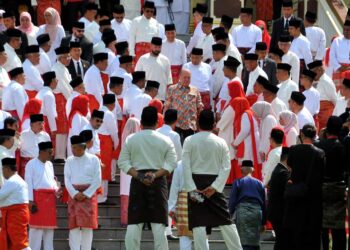 Yang di-Pertuan Agong, Sultan Ibrahim bersama Pemangku Sultan Johor, Tunku Mahkota Ismail diiringi Presiden UMNO, Datuk Seri Dr. Ahmad Zahid Hamidi dan Pengerusi Badan Perhubungan UMNO Johor, Datuk Onn Hafiz Ghazi bergambar di Tangga Selat, Istana Besar Johor sempena sambutan ulangtahun ke-80 parti itu, hari ini. UTUSAN/RAJA JAAFAR ALI