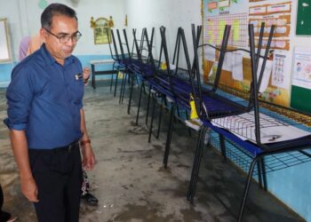 Mohamad Dziauddin Mat Saad melihat keadaan bilik kelas yang telah dibersihkan selepas dilanda banjir di SMA Al-Maahadul Islami Tasek Junjung, Bukit Mertajam, Pulau Pinang.-UTUSAN/DANIAL SAAD