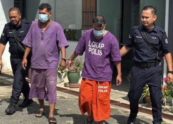 SUSPEK warga Banglades (dua kanan) dibawa untuk proses reman di Mahkamah Sik, hari ini.