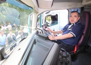 ANTHONY Loke Siew Fook memeriksa keadaan dalaman sebuah lori pada Seminar Persatuan Pengusaha Pengangkutan dan Logistik Johor di Ponderosa Golf Country Resort, Johor Bahru hari ini.