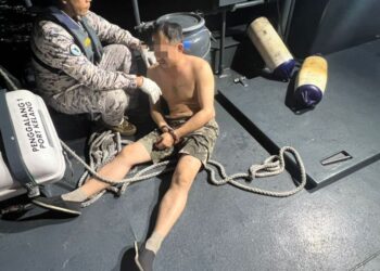 PASUKAN Maritim Malaysia Selangor menahan suspek yang menikam rakan sekerjanya di atas kapal MV Lucky Camelia pada kira-kira 4 batu nautika di perairan berhampiran Tanjung Rhu, Klang, Selangor, malam tadi.