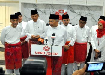 JOHOR BAHRU, 11 Mei - Presiden UMNO merangkap Timbalan Perdana Menteri Datuk Seri Dr Ahmad Zahid Hamidi mengadakan sidang media selepas mempengerusikan Mesyuarat Majlis Kerja Tertinggi (MKT) UMNO di Pejabat Perhubungan UMNO Johor, Johor Bahru disini. UTUSAN/RAJA JAAFAR ALI