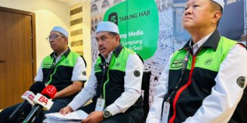 MOHD. Hisham Harun (tengah) dalam sidang akhbar mingguan operasi haji di Pejabat Tabung Haji Mekah