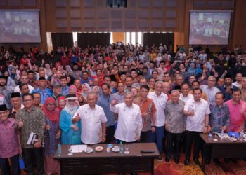 AHMAD Zahid Hamidi bersama para peserta pada majlis Musyawarah Nasional di Hotel Premiera, Kuala Lumpur kelmarin. – UTUSAN/M. FIRDAUS M. JOHARI