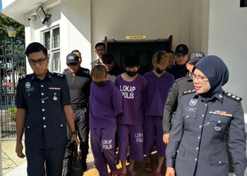 TIGA lelaki termasuk seorang yang didakwa menganggotai kumpulan kongsi gelap didakwa di Mahkamah Majistret Tangkak di sini hari ini kerana membunuh seorang lelaki menggunakan parang pada 13 Mac lalu.