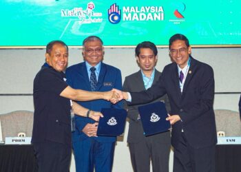 Timbalan Menteri Dalam Negeri Malaysia, Datuk Seri Dr. Shamsul Anuar (tengah) ketika menyempurnakan gimik peluncuran sambil disaksikan oleh Ketua Polis Negara, Datuk Seri Mohd Khalid Ismail (kiri) dan Pengarah Jabatan Pengurusan Bukit  Aman, Datuk Seri Abdul Aziz Abdul Majid pada Majlis Peluncuran PDRM Special Dialogue (PSD) 2026 di Pusat Konvensyen Sime Darby. di sini, hari ini. Gambar ISKANDAR ISHAK / Pemberita AINA