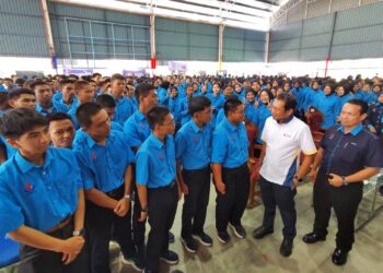 AHMAD Husaini Abdul Rahman (dua dari kanan) diiringi Samad (kanan) beramah mesra dengan peserta PLKN ketika hadir pada Jerayawara Program Parlimen Belia Malaysia (PBMy) di Cawangan Latihan Khidmat Negara, Kem Malbatt Village, Port Dickson hari ini.-UTUSAN/MOHD. SHAHJEHAN MAAMIN.