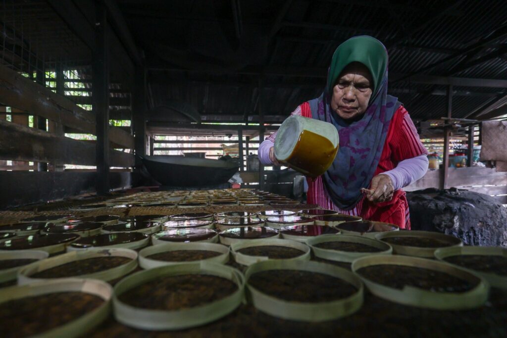 40 tahun pertahan cara tradisional buat nisan kerek
