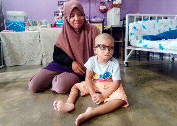ROSMAWATI Mohd. Salleh bersama Muhammad Fayyad Iman Kamarul ketika ditemui di rumah mereka di Kampung Bukit Payung, Besut, Terengganu. – UTUSAN / WAN ZURATIKAH IFFAH WAN ZULKIFLI