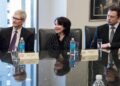 CEO Apple, Tim Cook (kiri) dan pemilik Tesla, Elon Musk (kanan).- AGENSI