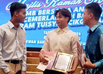 MUHAMMAD REDZHA (kiri), Marcus Teoh (tengah) dan Kian Wei (kanan) bersyukur Biasiswa Menteri Besar Perak banyak membantu mereka bagi melanjutkan pengajian lebih tinggi kelak.