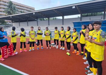 PASUKAN Negeri Sembilan bersiap sedia sebelum perlawanan dengan Terengganu dalam saingan Liga Hoki Wanita Malaysia (LHWM) MHL-TNB 2026 di Kuala Terengganu, Sabtu lalu. -Ihsan Persatuan Hoki Negeri Sembilan