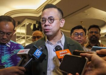 STEVEN Sim Chee Keong (tengah) ketika ditemui pemberita selepas mempengerusikan Mesyuarat Majlis Perundingan Penjaja dan Peniaga Kecil Peringkat Kebangsaan (M3PK) di George Town, Pulau Pinang hari ini.-UTUSAN/DANIAL SAAD