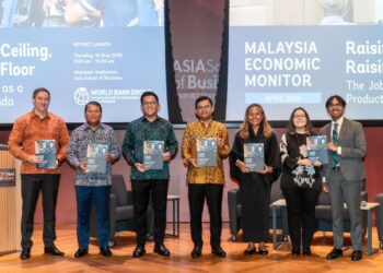 AKMAL Nasrullah Mohd Nasir (tengah) pelancaran laporan Malaysia Economic Monitor ‘Raising the Ceiling, Raising the Floor: The Jobs Agenda as a Productivity Agenda’ di Asia School of Business di sini, semalam.