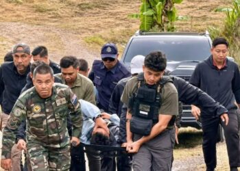 TENGKU Hassanal Ibrahim Alam Shah membantu anggota rombongan yang cedera  dalam misi Ekspedisi Mahkota Borneo semalam. - KESULTANAN PAHANG