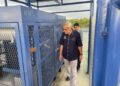 KHALID Abdul Samad (depan) meninjau keadaan pam pengairan pada Majlis Perasmian Pam Pengairan Gong Tambak,Pasir Puteh Kelantan.UTUSAN/ROSMIZAN RESDI