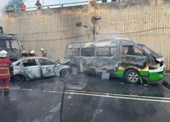 TIGA buah kenderaan terbakar dalam satu kemalangan membabitkan lima kenderaan di laluan bawah tanah Udini, Jalan Masjid Negeri, George Town, Pulau Pinang hari ini.-IHSAN JBPM PULAU PINANG