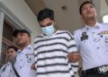 DANISH Raman didakwa atas dua pertuduhan membunuh pasangan suami isteri dalam satu kemalangan maut di Jalan Ampang ketika diiringi polis trafik ke Mahkamah Majistret Kuala Lumpur di sini, hari ini. - UTUSAN/SYAKIR RADIN