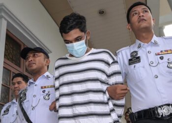 DANISH Raman didakwa atas dua pertuduhan membunuh pasangan suami isteri dalam satu kemalangan maut di Jalan Ampang ketika diiringi polis trafik ke Mahkamah Majistret Kuala Lumpur di sini, hari ini. - UTUSAN/SYAKIR RADIN