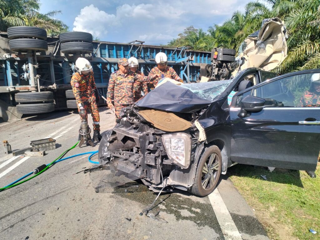Suami maut, isteri cedera kenderaan bertembung treler sawit
