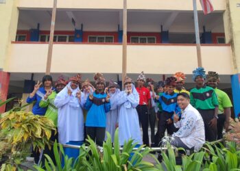 YUSZAIRI
Yusof (kanan)
bersama
pelajarnya
di SMK
Seri Intan,
Kluang, Johor
yang terdiri
daripada
pelbagai kaum.
