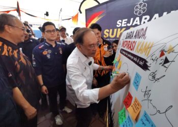 ANWAR Ibrahim menurunkan tanda tangan pada sambutan Hari Belia Negara 2026 Peringkat Kebangsaan di Bandar Sri Sendayan, Seremban, Negeri Sembilan semalam. – UTUSAN/MOHD. SHAHJEHAN MAAMIN