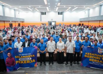 AMINUDDIN Awang (depan, enam dari kiri) bersama Steven Sim Chee Keong (depan, tengah) ketika menghadiri Majlis Semarak Hari Guru NUTP Pulau Pinang Merentas Hari Pekerja di Seberang Jaya, Pulau Pinang hari ini.