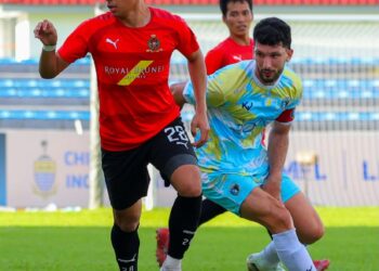 PEMAIN DPMM FC, Syafiq Ahmad (depan) cuba mengawal bola daripada dirampas oleh kapten Penang FC, Stefano Brundo (tengah) dalam aksi Liga Super di Stadium Bandaraya, Pulau Pinang petang tadi yang berkesudahan dengan kemenangan berpihak kepada Penang FC dengan keputusan 2-1.-GAMBAR/FACEBOOK MALAYSIAN FOOTBALL LEAGUE