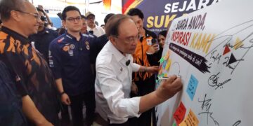 Perdana Menteri, Datuk Seri Anwar Ibrahim, menurunkan tandatangan
diatas papan yang disediakan
bagi Pandangan dan Hasrat "Suara Anda Inspirasi Kami, ketika melawat tapak pameran pada Sambutan Hari Belia Negara 2026 Peringkat Kebangsaan di D'Tempat & X Park Sendayan, semalam.-GAMBAR : MOHD SHAHJEHAN MAAMIN.