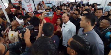 ANWAR Ibrahim bergambar bersama hadirin pada Sambutan Hari Belia Negara 2026 Peringkat Kebangsaan 2026 di Bandar Sri Sendayan, Seremban hari ini.-GAMBAR : MOHD SHAHJEHAN MAAMIN.