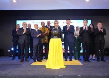 RAJA Di Hilir Perak, Raja Iskandar Dzurkarnain Sultan Idris Shah (tengah) berkenan berangkat dan merasmikan Majlis Perkongsian Strategik Taman Digital AI NexQuantum di sebuah hotel di Ipoh malam tadi.
