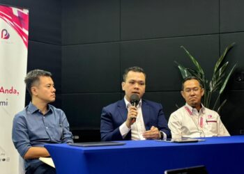 WAN Mohd. Hazwan Wan Mohd. Najib (tengah) ketika sesi soal jawab selepas taklimat kesihatan di sini, hari ini.