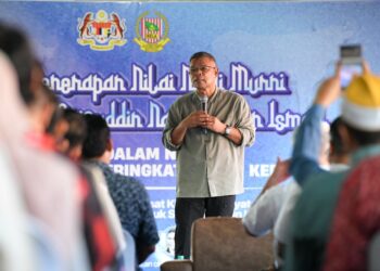 SAIFUDDIN Nasution Ismail berucap pada Majlis Penerapan Nilai-Nilai Murni di Pusat Khidmat Masyarakat beliau di Taman Sejahtera, Lunas di Kulim.
