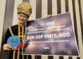 DR. VELERIE Wheelervon Primus bersama hadiah kemenangan selepas menerima Anugerah Khas Menteri Pendidikan sempena Sambutan Hari Guru Peringkat Kebangsaan 2026 hari ini.