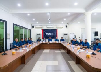 RADZI Jidin mempengerusikan mesyuarat di Dataran Baitul Tariq, Klebang, Melaka semalam.