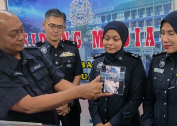 HANYAN Ramlan (kiri) menunjukkan klip video tular memaparkan kejadian pergaduhan sekumpulan pelajar pada sidang akhbar di Ibu Pejabat Polis Daerah (IPD) Kuala Muda di Sungai Petani.