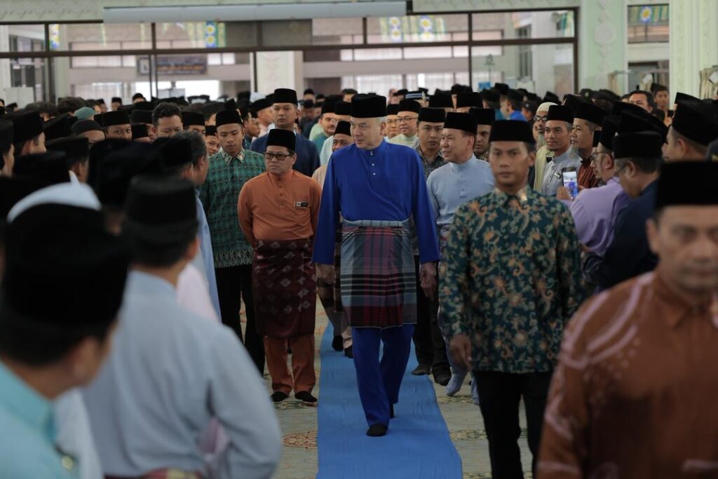Sultan Nazrin tunai solat Jumaat bersama pendidik sempena Hari Guru