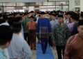 SULTAN Perak, Sultan Nazrin Muizzuddin Shah berkenan berangkat menunaikan solat Jumaat bersama lebih 2,000 jemaah termasuk pelajar dan warga pendidik sempena Sambutan Hari Guru Peringkat Kebangsaan kali Ke-55 di Masjid Sultan Idris Shah II di Ipoh, Perak hari ini.
