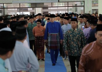 SULTAN Perak, Sultan Nazrin Muizzuddin Shah berkenan berangkat menunaikan solat Jumaat bersama lebih 2,000 jemaah termasuk pelajar dan warga pendidik sempena Sambutan Hari Guru Peringkat Kebangsaan kali Ke-55 di Masjid Sultan Idris Shah II di Ipoh, Perak hari ini.