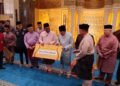 ANWAR Ibrahim (tengah) menyaksikan penyampaian sumbangan kerajaan Persekutuan bagi pembangunan pendidikan dan pengukuhan institusi Islam di Negeri Sembilan pada majlis ringkas selepas solat Jumaat di Masjid Bandar Sri Sendayan di Seremban, Negeri Sembilan hari ini.-UTUSAN/NAZARUDIN SHAHARI