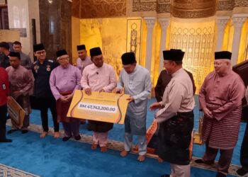 ANWAR Ibrahim (tengah) menyaksikan penyampaian sumbangan kerajaan Persekutuan bagi pembangunan pendidikan dan pengukuhan institusi Islam di Negeri Sembilan pada majlis ringkas selepas solat Jumaat di Masjid Bandar Sri Sendayan di Seremban, Negeri Sembilan hari ini.-UTUSAN/NAZARUDIN SHAHARI