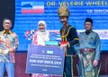 FADHLINA Sidek menyampaikan Anugerah Khas Menteri Pendidikan kepada Dr. Velerie Wheelervon Primus pada Majlis Anugerah Hari Guru Peringkat Kebangsaan Kali Ke-55 di Ipoh, Perak hari ini.
