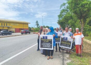 SEBAHAGIAN penduduk mendesak supaya kerajaan mengalihkan lokasi pusingan U di laluan utama yang didakwa menjadi punca pelbagai kemalangan dan berbahaya kepada pengguna jalan raya di jalan Kota Bharu-Melor, Kelantan. - UTUSAN/ROSMIZAN RESDI