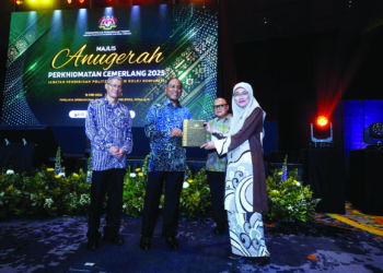 ZAMBRY Abd Kadir menyampaikan sijil penghargaan kepada penerima,
Noor Raihana Mohd Ariffin pada Majlis Anugerah Perkhidmatan
Cemerlang 2025 Jabatan Pendidikan Politeknik dan Kolej Komuniti di
Pusat Konvensyen Antarabangsa Putrajaya (PICC) semalam.
– UTUSAN/FAISOL MUSTAFA