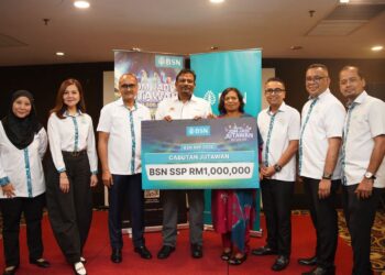 M. MUNISUARAN (empat dari kanan) memenangi Cabutan Jutawan BSN SSP RM1,000,000, pada Majlis Penyampaian Pemenang Jutawan BSN SSP Ke-123 di Ipoh, Perak hari ini. -UTUSAN/LIYANA RAMLI