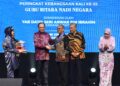 Anwar Ibrahim (dua dari kiri) menyampaikan Anugerah Tokoh Kepimpinan Pendidikan pada Sambutan Hari Guru Peringkat Kebangsaan kali ke-55 di Ipoh hari ini. - UTUSAN/ZULFACHRI ZULKIFLI.