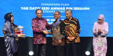 Anwar Ibrahim (dua dari kiri) menyampaikan Anugerah Tokoh Kepimpinan Pendidikan pada Sambutan Hari Guru Peringkat Kebangsaan kali ke-55 di Ipoh hari ini. - UTUSAN/ZULFACHRI ZULKIFLI.