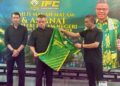 SAIFUDDIN Nasution Ismail menerima jersi pasukan Imigresen FC yang disampaikan Ketua Pegawai Eksekutif, Datuk Syed Mahadi Syed Hassan pada Majlis Makan Malam dan Amanat kepada pasukan di Alor Setar, malam tadi.